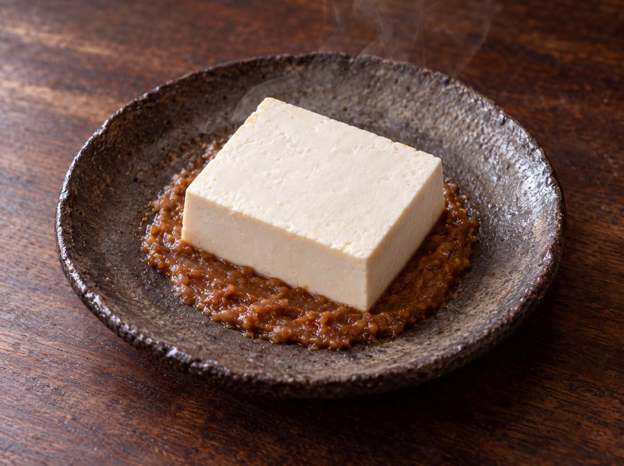 Tofu sobre miso rojo