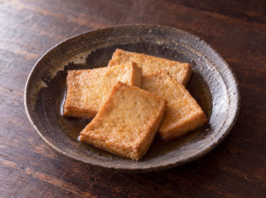 Geschmorter frittierter Tofu in Soja