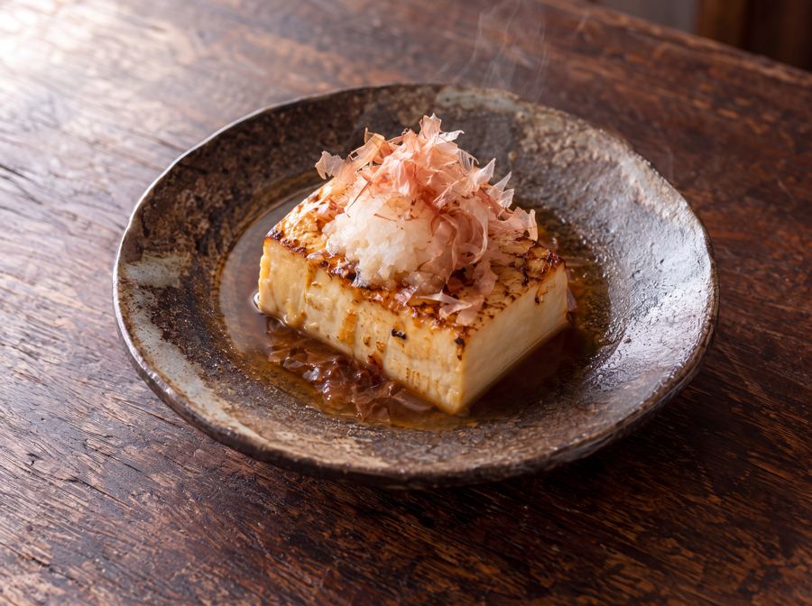 Tofu a la parrilla cocido en sake con bonito