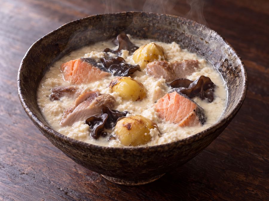 Guiso de tofu y salmón al sake