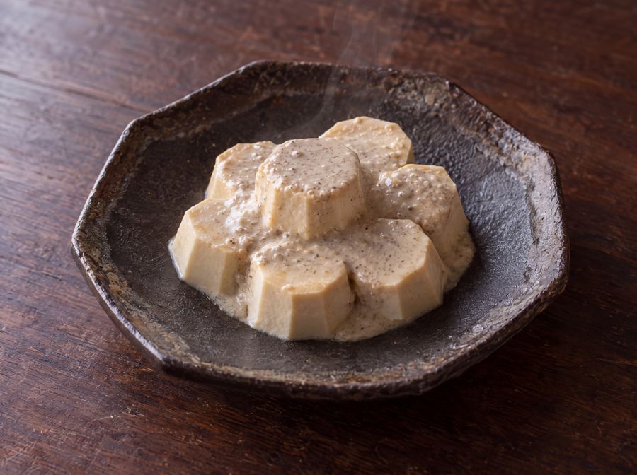 Mit Sesam überzogener Tofu