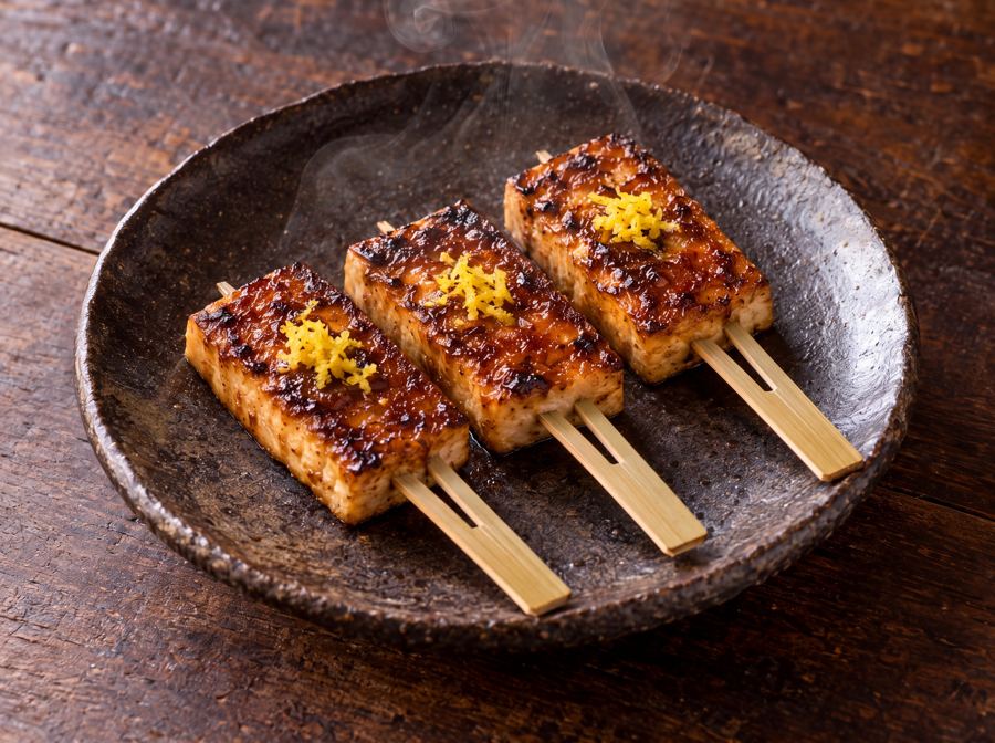In Sojasauce geschmorter frittierter Tofu mit Miso