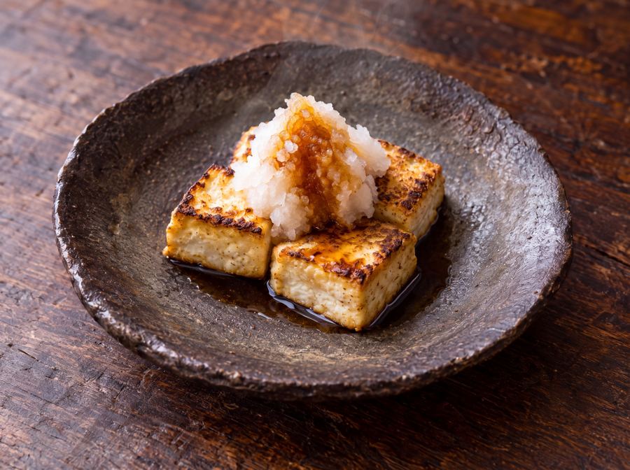 Auf der heißen Platte angebratener Tofu