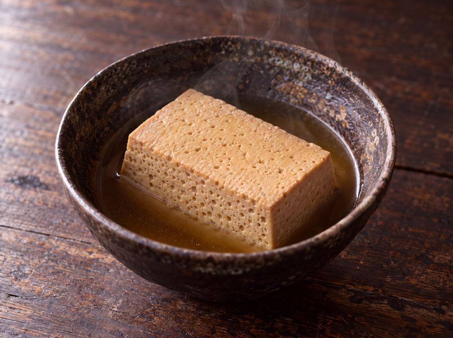 Langsam geschmorter Tofu in Bonitobrühe